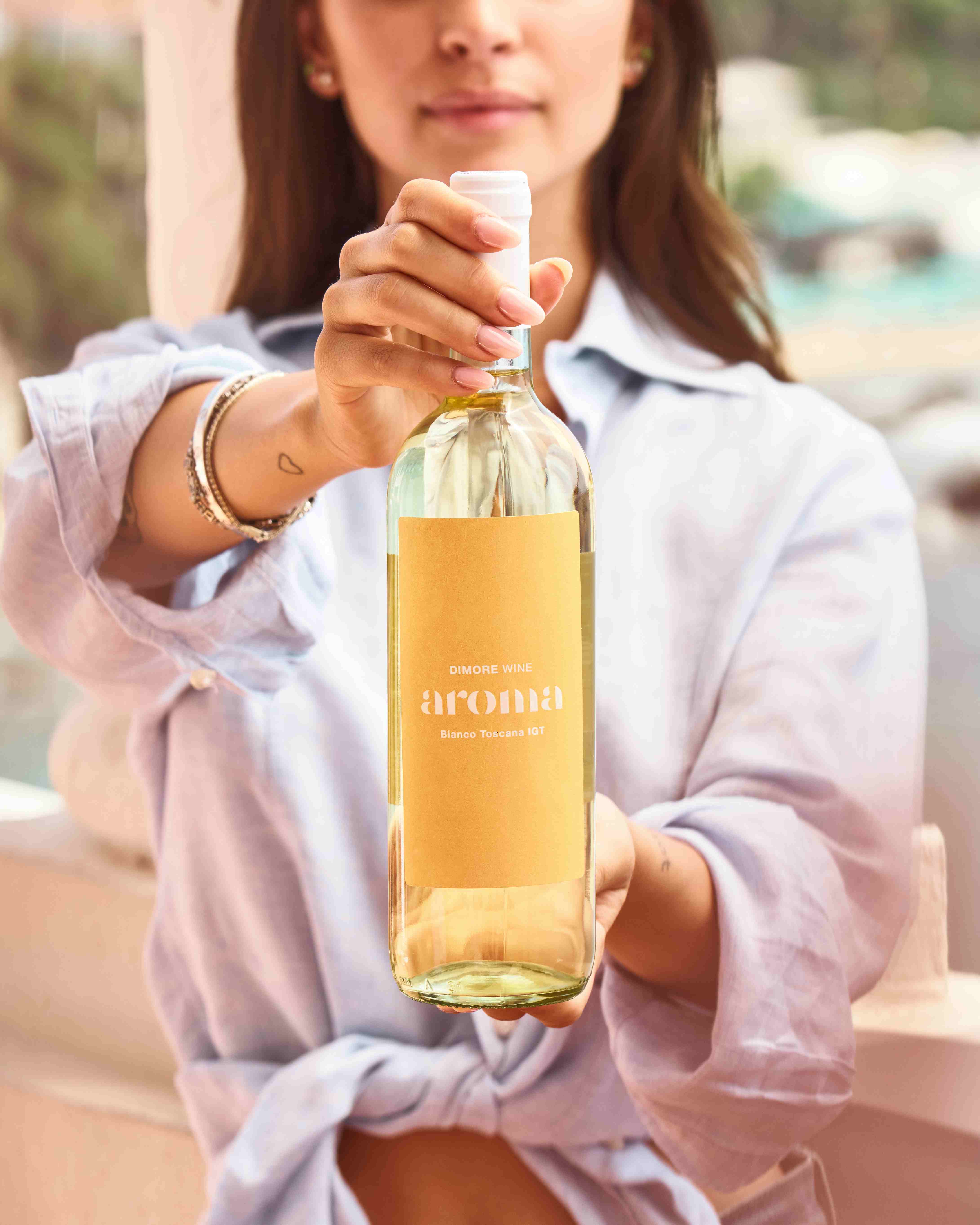 immagine donna che regge un vino