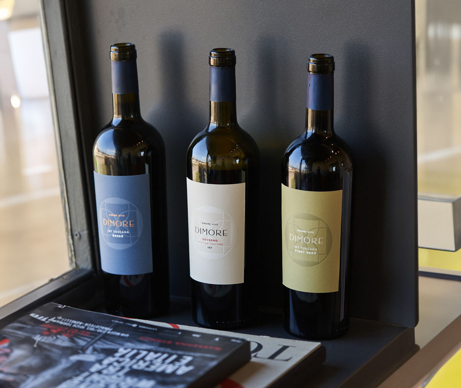 Persone a tavola degustano un vino